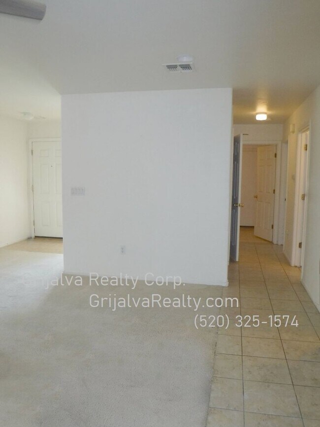 Building Photo - 4 Bedroom, 2 Bath Two-Story Home in Los Ar...