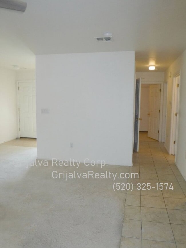 Building Photo - 4 Bedroom, 3 Bath Two-Story Home in Los Ar...