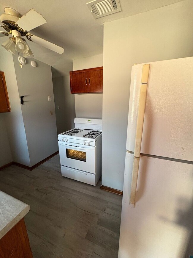 Building Photo - 3 Bedrooms and 1 Bathroom