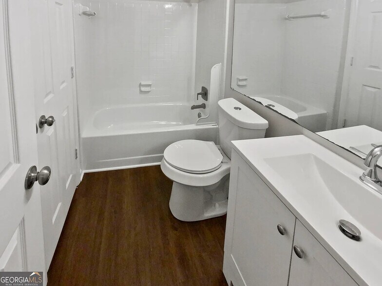 Building Photo - Room in Apartment on Cypress Pointe St