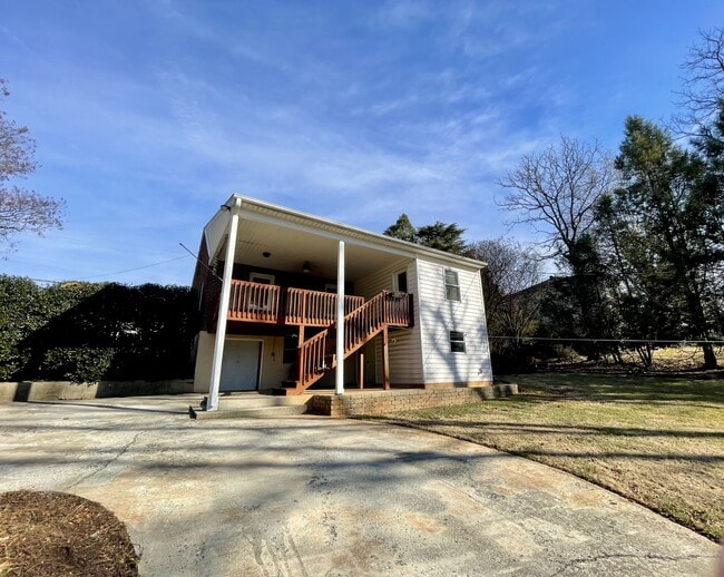 Building Photo - 2421 Old Forest Rd