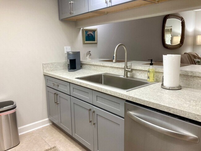 Building Photo - Furnished condo with dock!