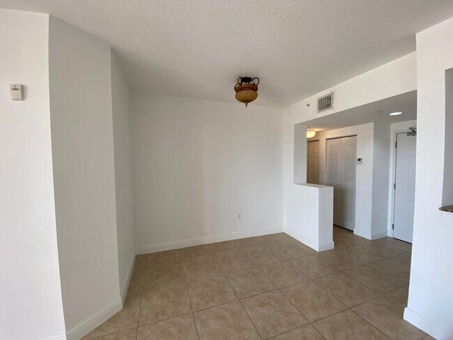 Building Photo - 511 Lucerne Ave