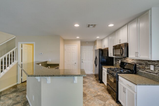 Building Photo - GORGEOUS HOME WITH TONS OF UPGRADES*MOUNTA...