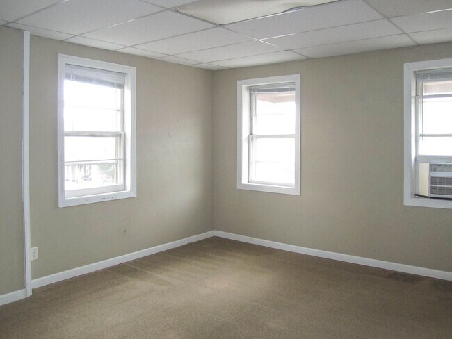 Building Photo - 117 E Cherry St