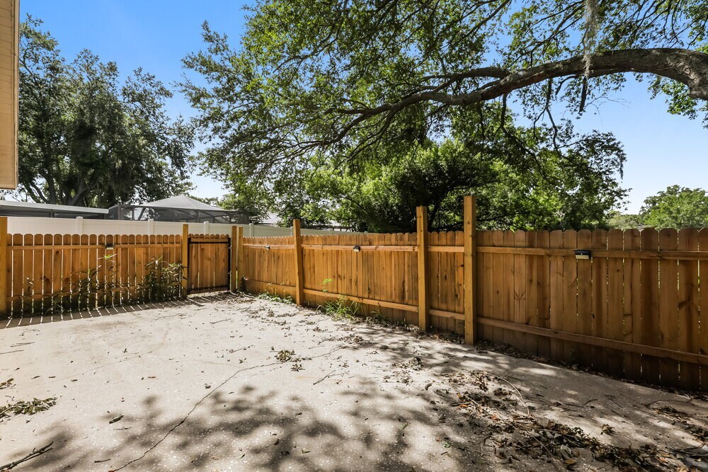 Building Photo - 2027 Helm Ln