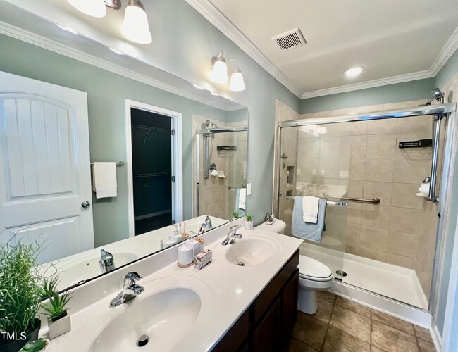 Building Photo - 4 Bedroom, 3 Full Bath End Unit Townhome i...