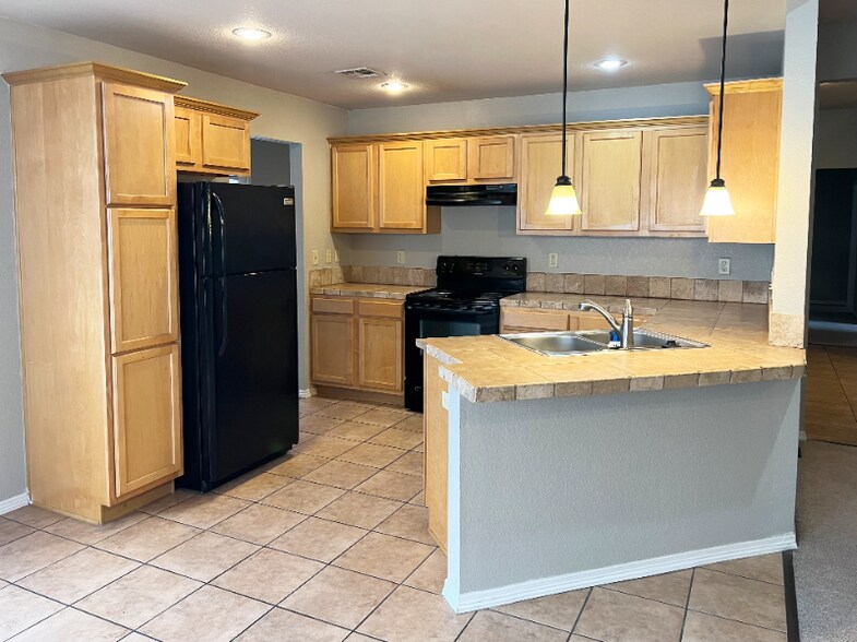 Building Photo - 2827 N Cassius Ln