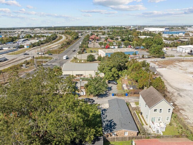 Building Photo - Charming Single-Family Home
