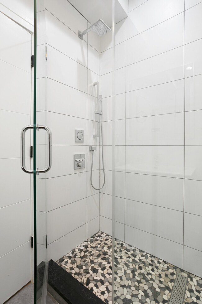 Building Photo - 7729 N Eastlake Terrace