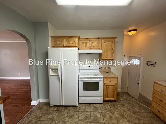 Building Photo - 745 S Higbee Ave