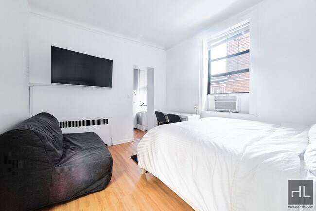 Building Photo - 76 STREET