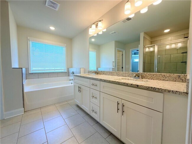 Building Photo - 470 Hellen Vly Dr