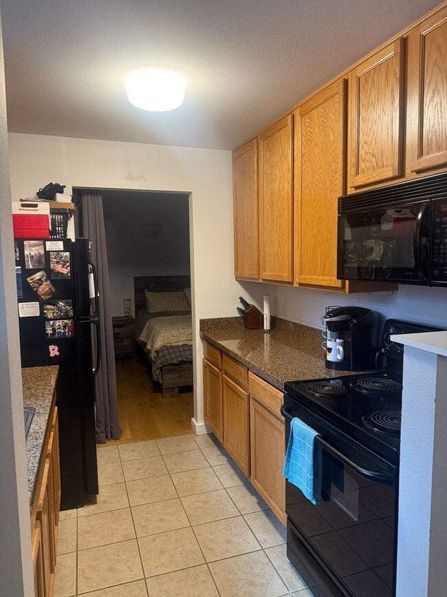 Building Photo - Ground Level Ponds Studio - Partially Furn...