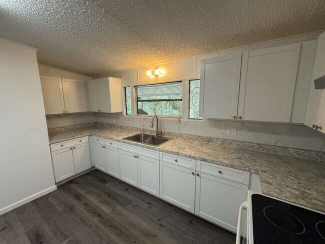 Building Photo - "Charming 1-Bedroom Retreat with Full & Ha...