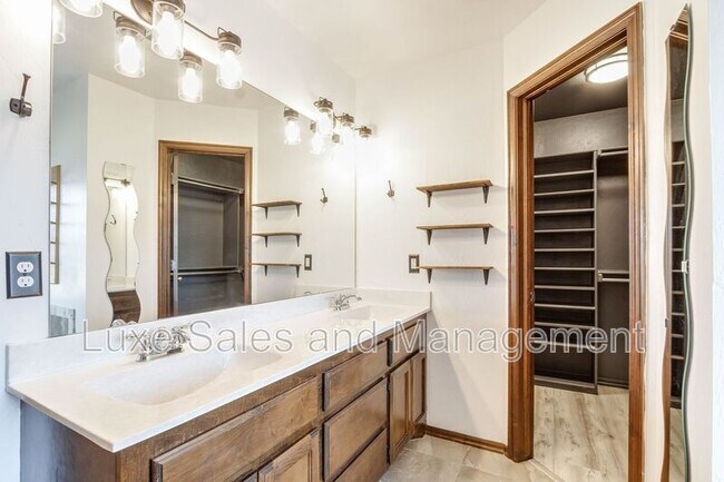 Building Photo - 1174 Misty Dr NW