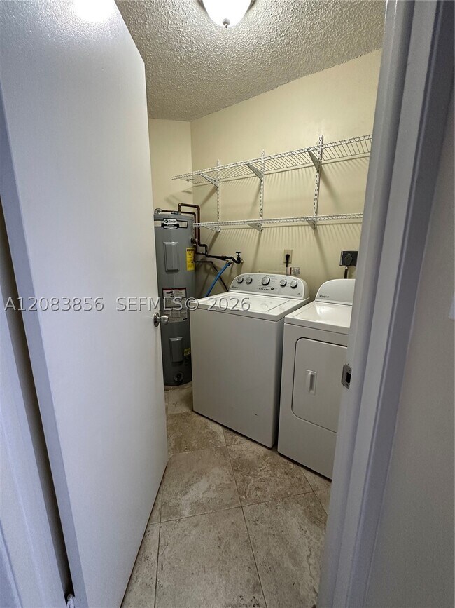 Building Photo - 9435 Fontainebleau Blvd