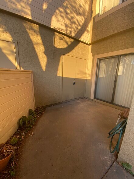 Patio 2 - 2035 S Elm St