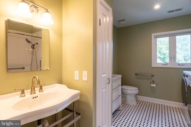 Building Photo - 4614 ROXBURY Dr