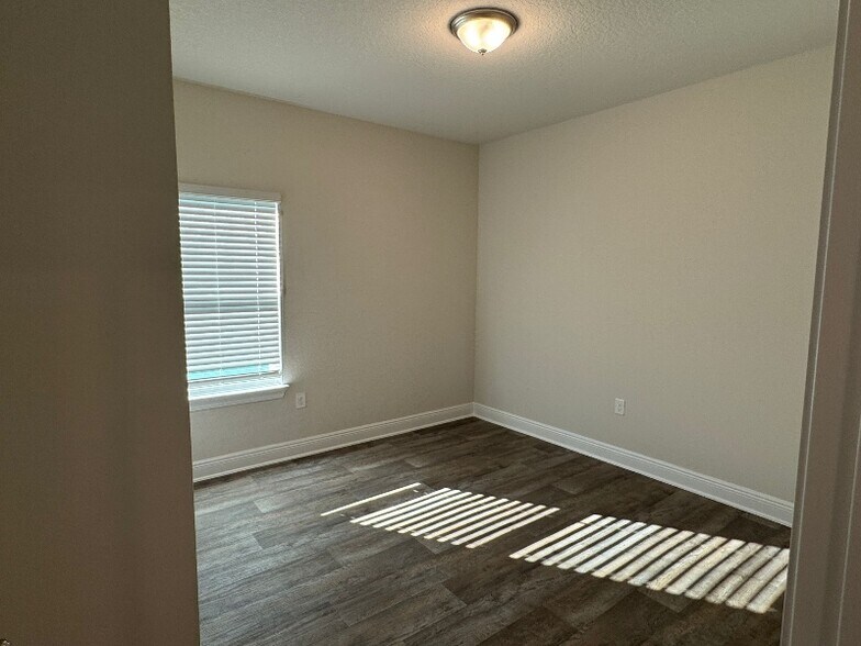 Building Photo - 13600 Shea Cir