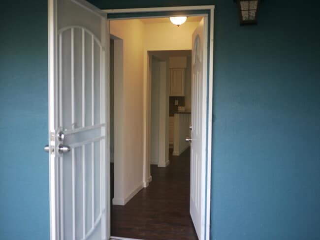 Building Photo - Charming 2-Bed, 1.5-Bath Home with 2-Car Garage in Hesperia, CA!