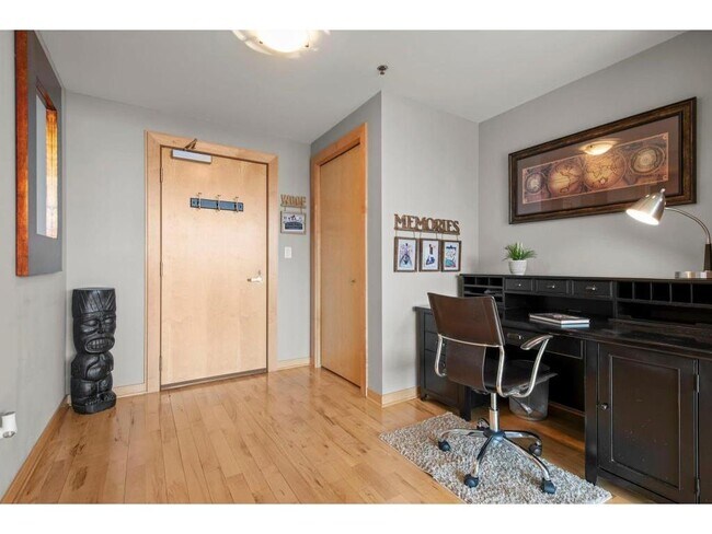 Building Photo - 215 10th Ave S