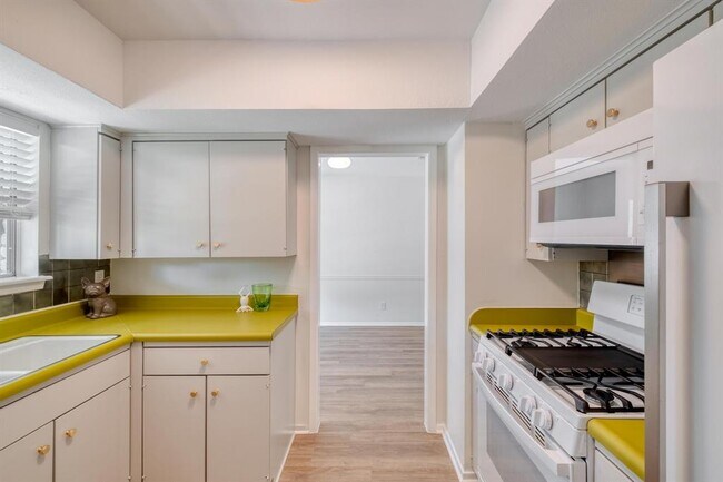 Building Photo - 2306 Berry Hill Cir
