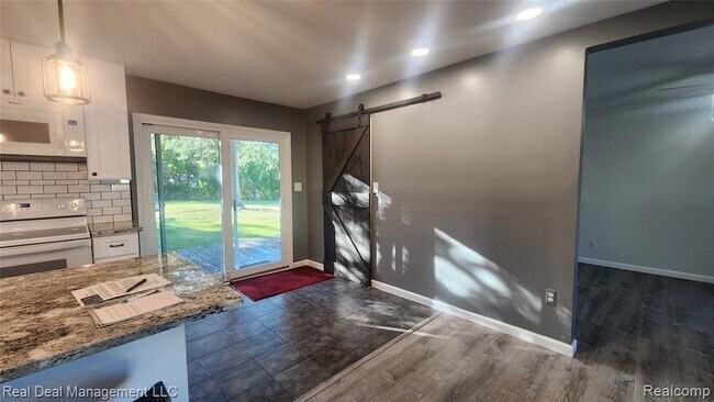 Building Photo - 6555 Manson Dr