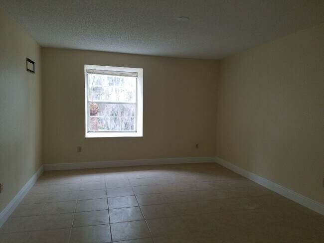 Building Photo - 3934 Versailles Dr