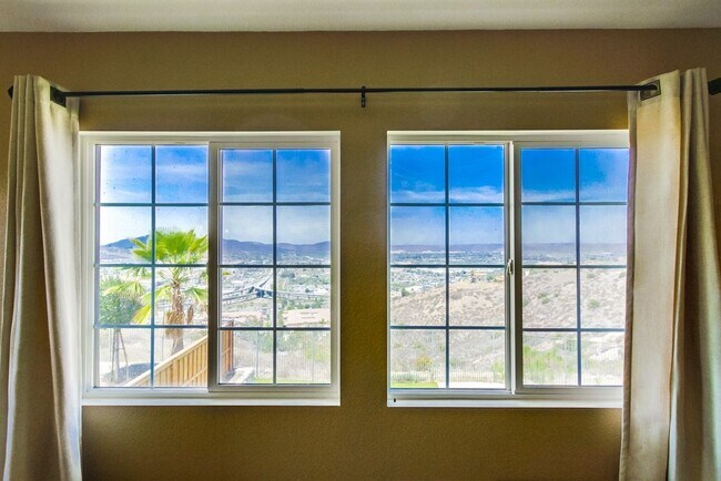 Building Photo - Beautiful Sky Ranch home with Spectacular Views!