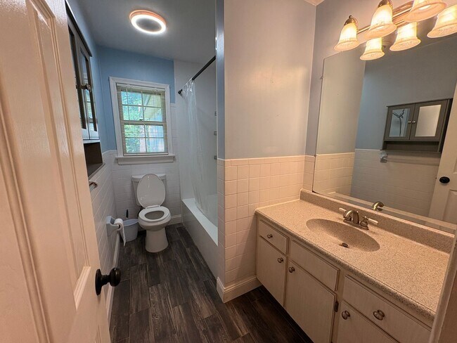 Building Photo - 203 Fleetwood Dr