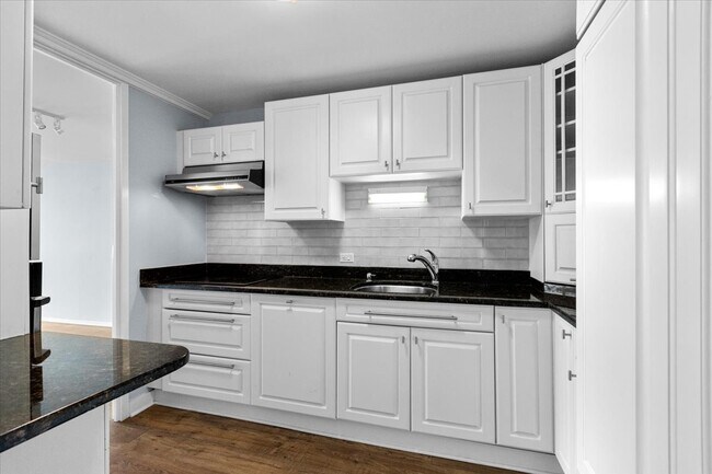 Building Photo - 1660 N La Salle Dr
