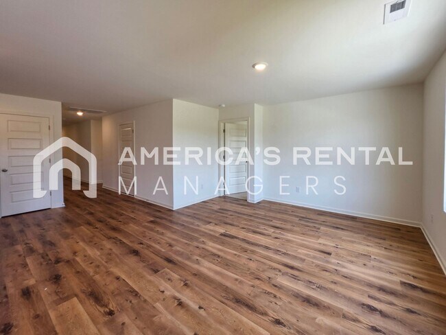 Building Photo - 556 Saddlewood Bnd