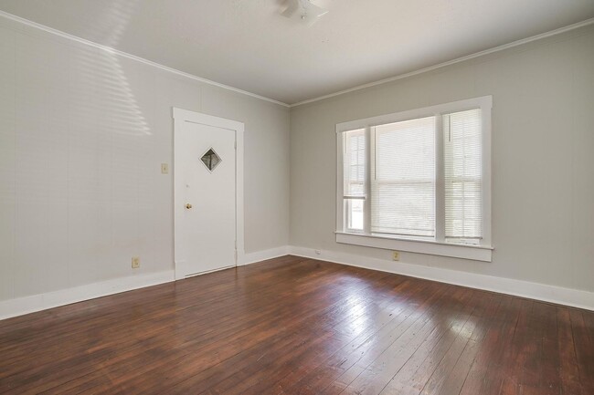 Building Photo - Large 4 Bed, 2 Bath in the heart of Histor...