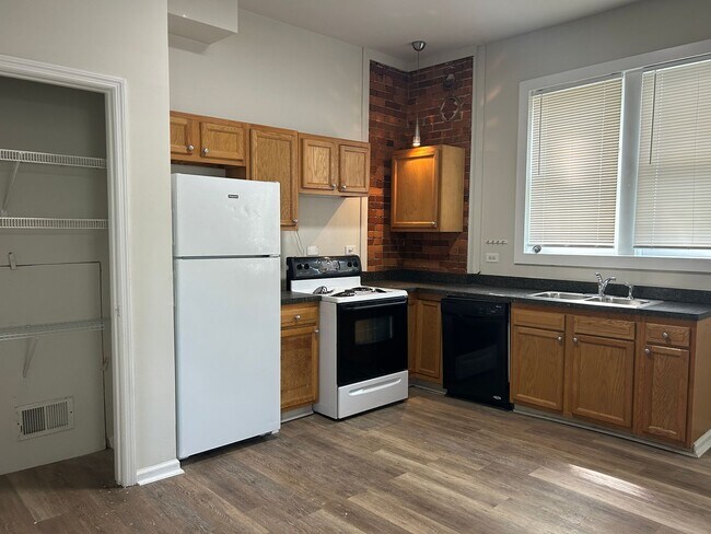 Building Photo - 418 E Maxwell St
