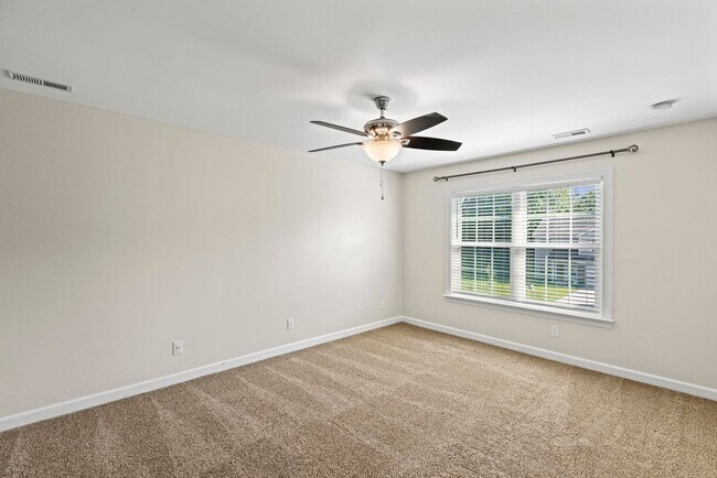 Building Photo - 4 Bedroom with Large Lot Available Now!