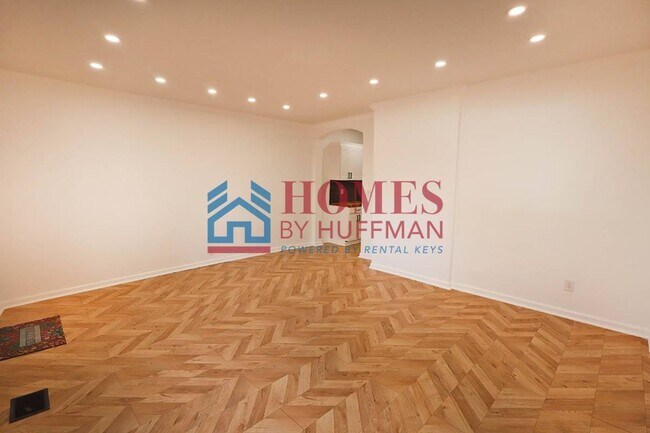 Building Photo - 910 Harriet St