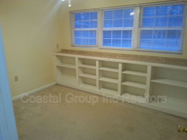 Building Photo - 1632 Janke Rd