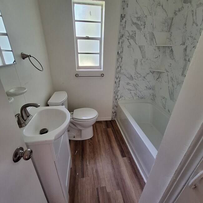 Building Photo - PEACEFUL NEIGHBORHOOD WITH 2 BEDROOMS AND ...
