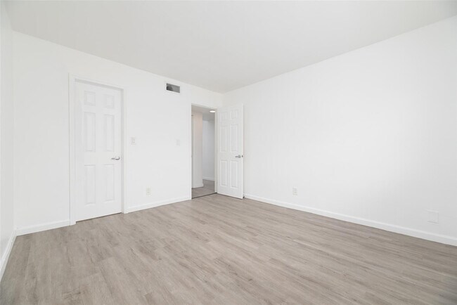 Building Photo - 1401 NE 17th Ct