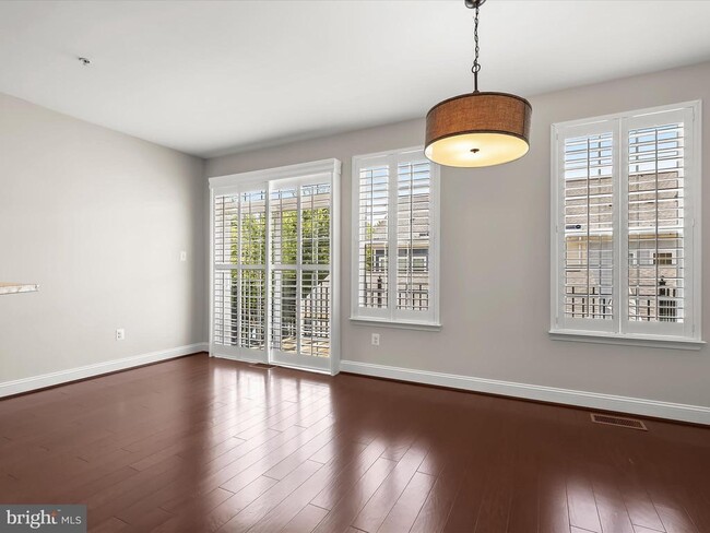 Building Photo - 5803 Lois Ln