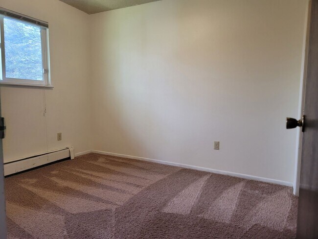 Building Photo - 2870 Montebello Dr W