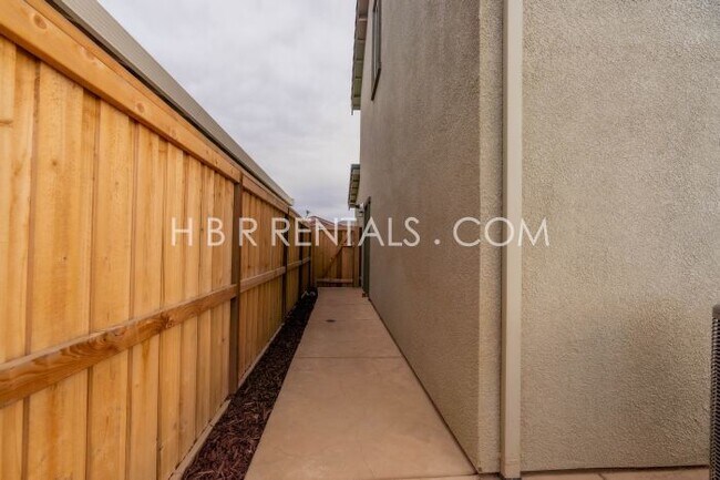 Building Photo - Charming 4-Bed, 3-Bath Home in Lathrop’s T...