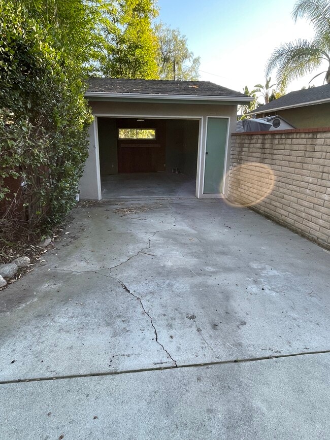 Building Photo - 2360 N Windsor Ave