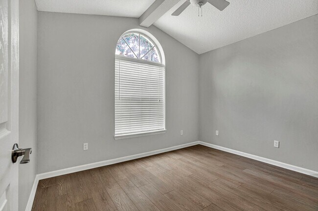 Building Photo - Renovated 5 bedroom/3 bathroom home in Wor...