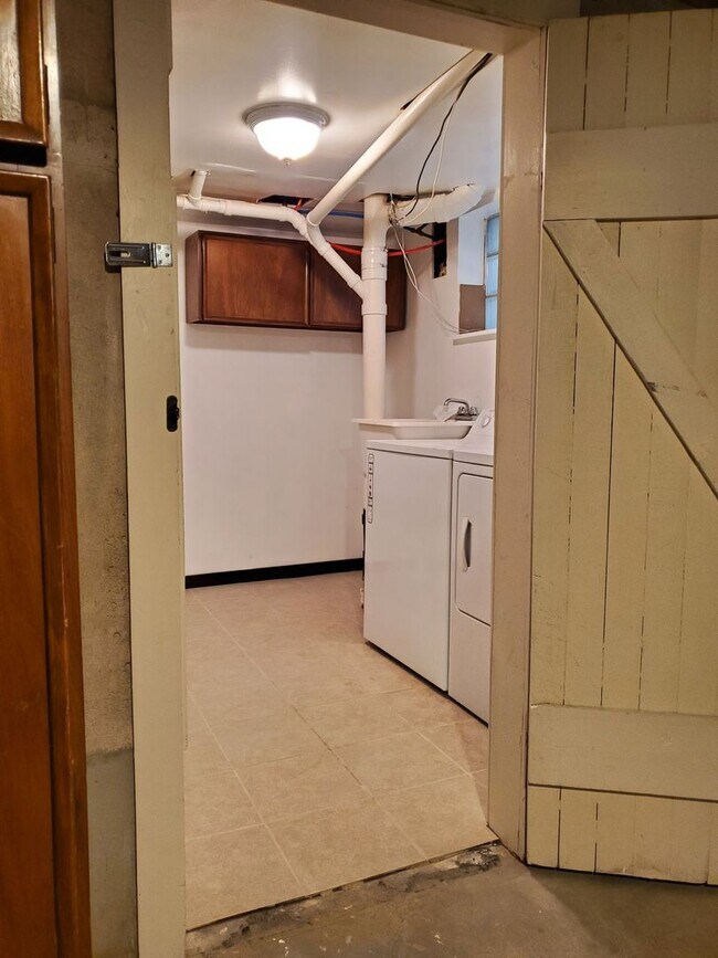 Building Photo - Cute, Quiet and Renovated One Bedroom Finished Basement in Eaton