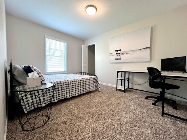 Building Photo - Gorgeous Furnished Home-Ready for move in ...