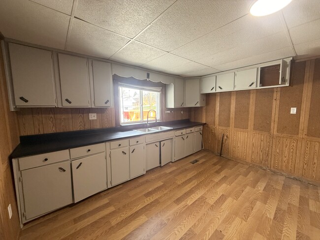 Building Photo - 754 N Sharpsville Ave