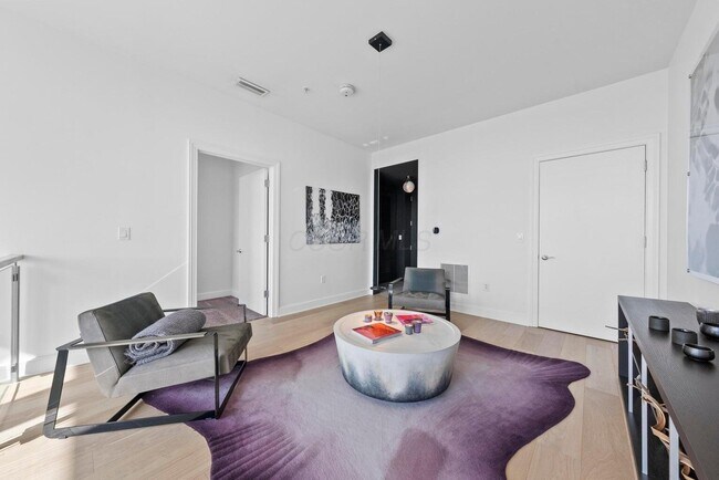 Building Photo - 1145 N High St