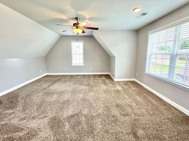 Building Photo - Spacious 4 Bedroom 3 Bath Home In Southeast